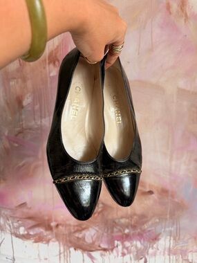 CHANEL Black Leather Chain-Trim Cap-Toe Flats